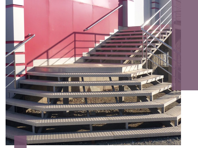 Лестницы для магазина в Горячем Ключе — изготовление и монтаж