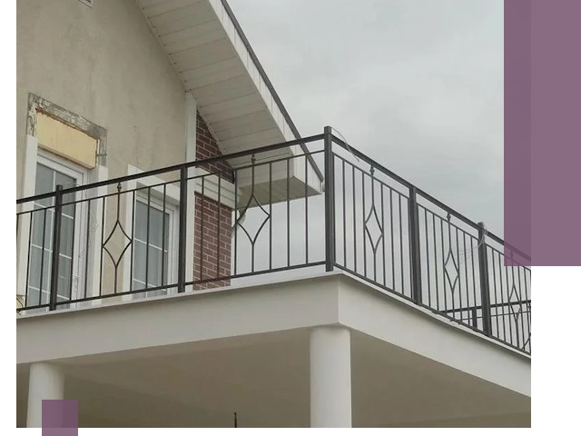 Изготовление балконных ограждений в Горячем Ключе из металла и стекла